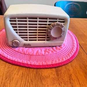 Vintage Arvin 1950s era tube radio. Model 82T. Metal ivory color case.